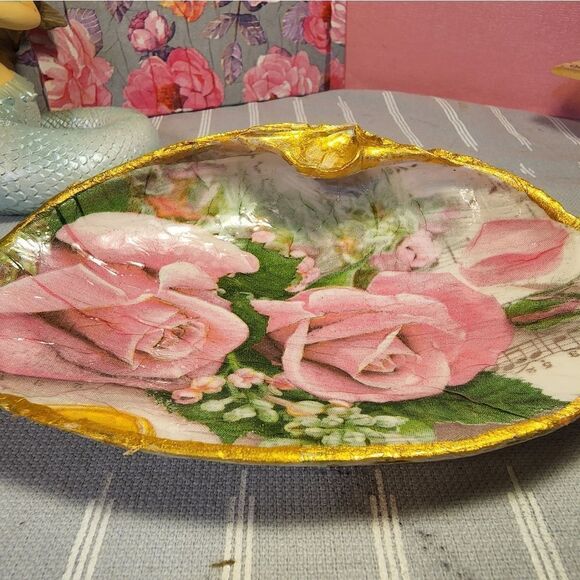DECOUPAGE CLAM SHELL DECOUPAGE PINK ROSES 🌹 ON A CLAM SHELL TRINKET DISH - Picture 6 of 10